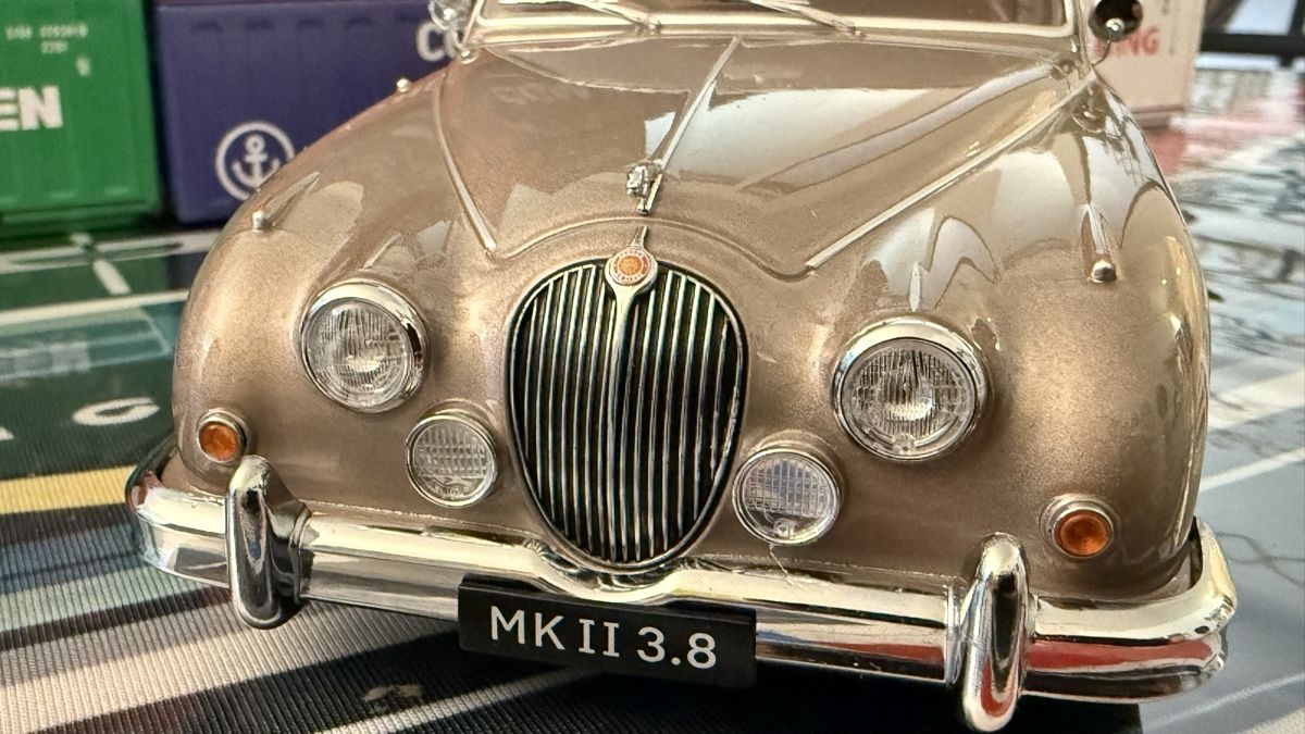 Jaguar Modellautos: Jaguar MKII 3.8 Champagner Gold – Neu (gemäss Beschreibung) aus Basel von Zomeg 3