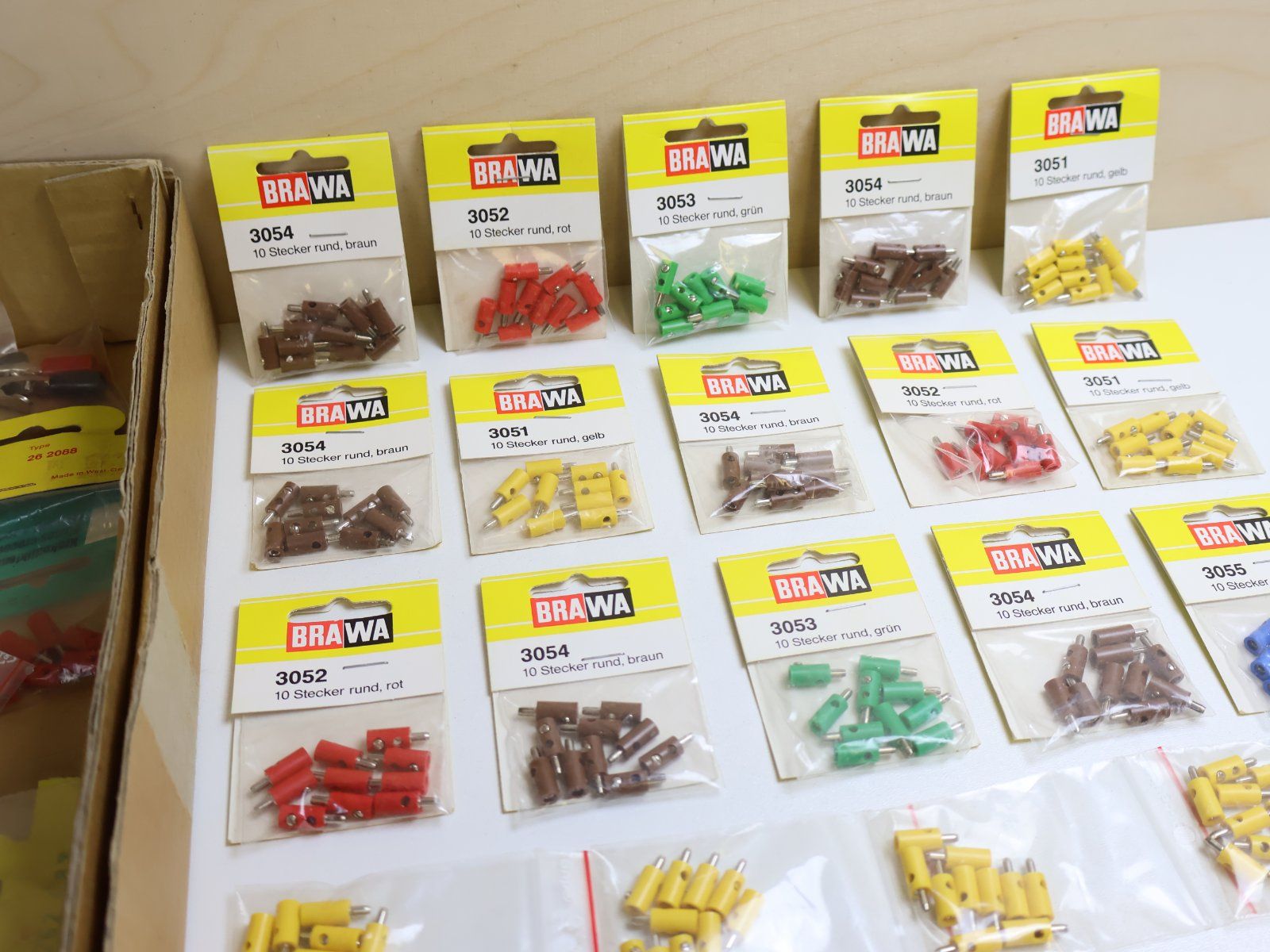 Brawa Modelleisenbahnen: BRAWA Modellbahn Stecker & Muffen - ca. 250 Stück - Neu – Neu (gemäss Beschreibung) aus Winterthur von Monstera