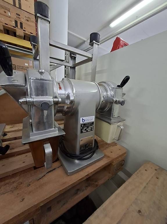 Cucine complete: Trita formaggio Robert Brunner – Usato da Mezzovico venduto da Bilacon_Sagl