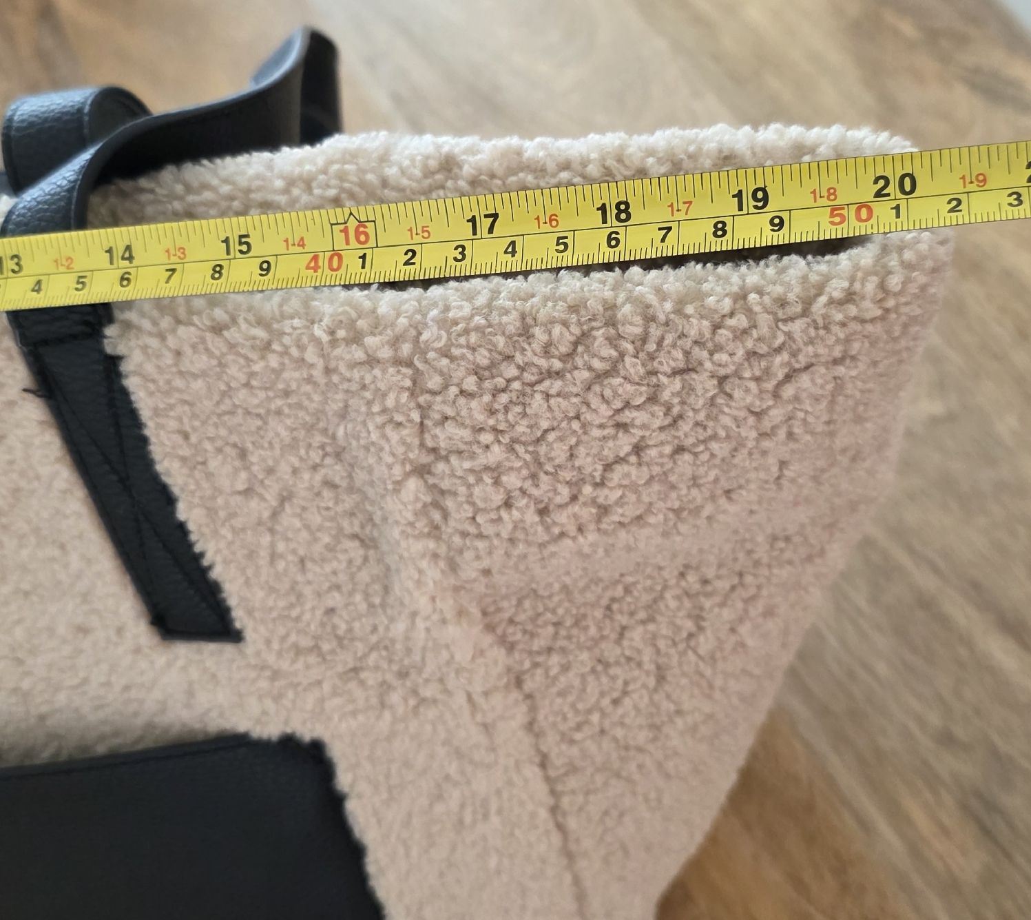 Taschen für Damen: Tasche Schopper  Lammfellimitat beige   neuwertig – Neu (gemäss Beschreibung) aus Rheinsulz von Gilea 4