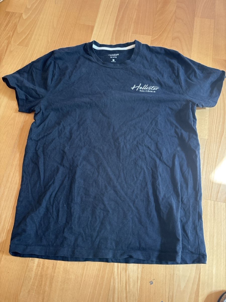 Hollister T-shirt: Hollister Black T Shirt – Usato da Chexbres venduto da doe_xns6