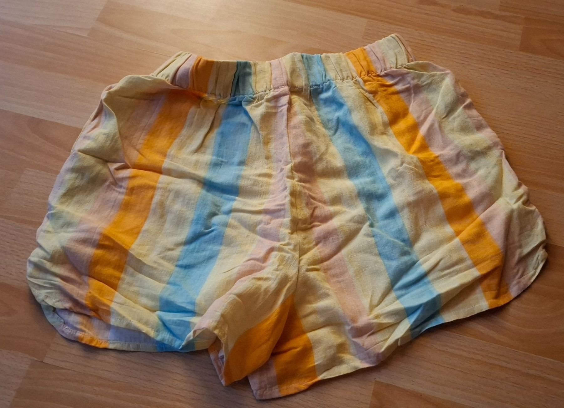 Mango Pantaloni: Shorts Mango – Usato da st.gallen venduto da mona3 1