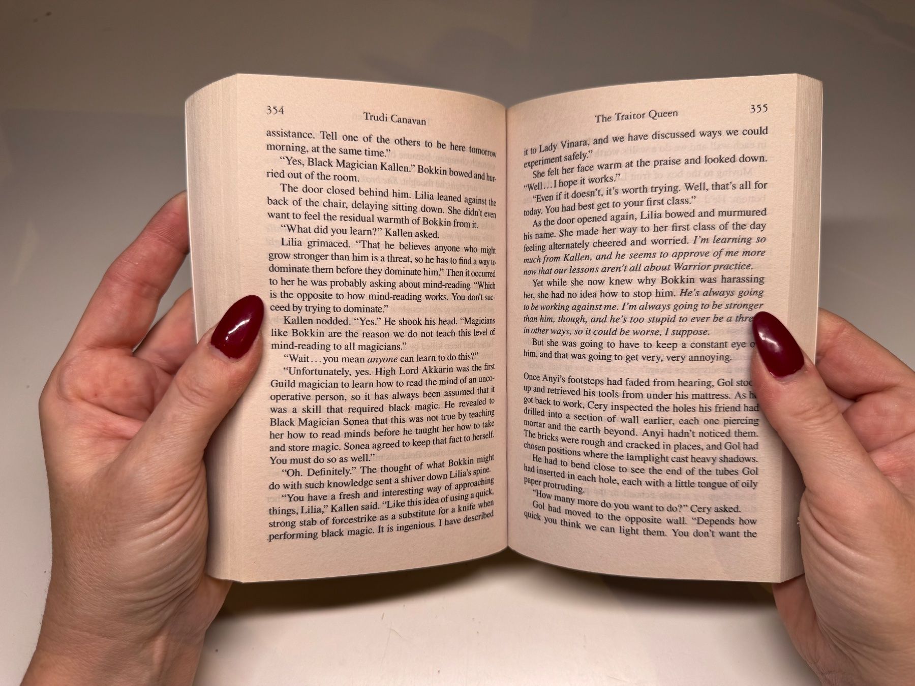 Livres: NOVEL: Trudy Canavan, Traitor Queen – D'occasion à Grosswangen par English_books 8