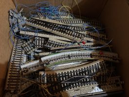 Modelleisenbahn / Div. Geleise und 2 Häuser