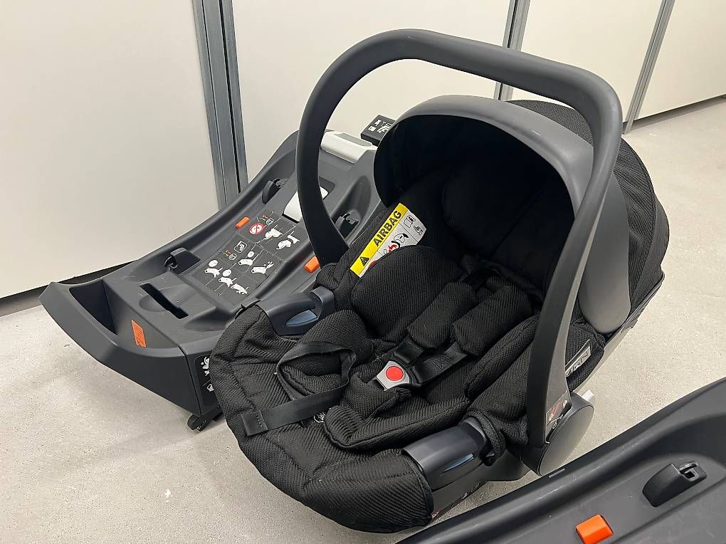 Seggiolini per auto: Babyschale und 2x Isofix Station – Usato da Zürich venduto da jen_twn6 1