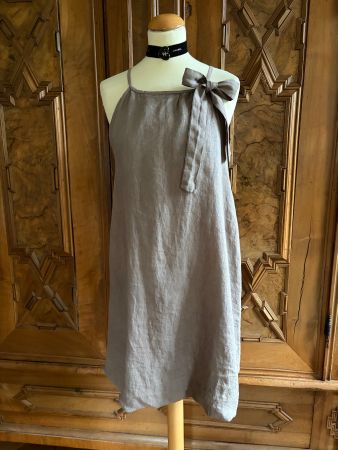 BALOON Kleid aus 100 % Leinen, Größe M  Farbe: Taupe