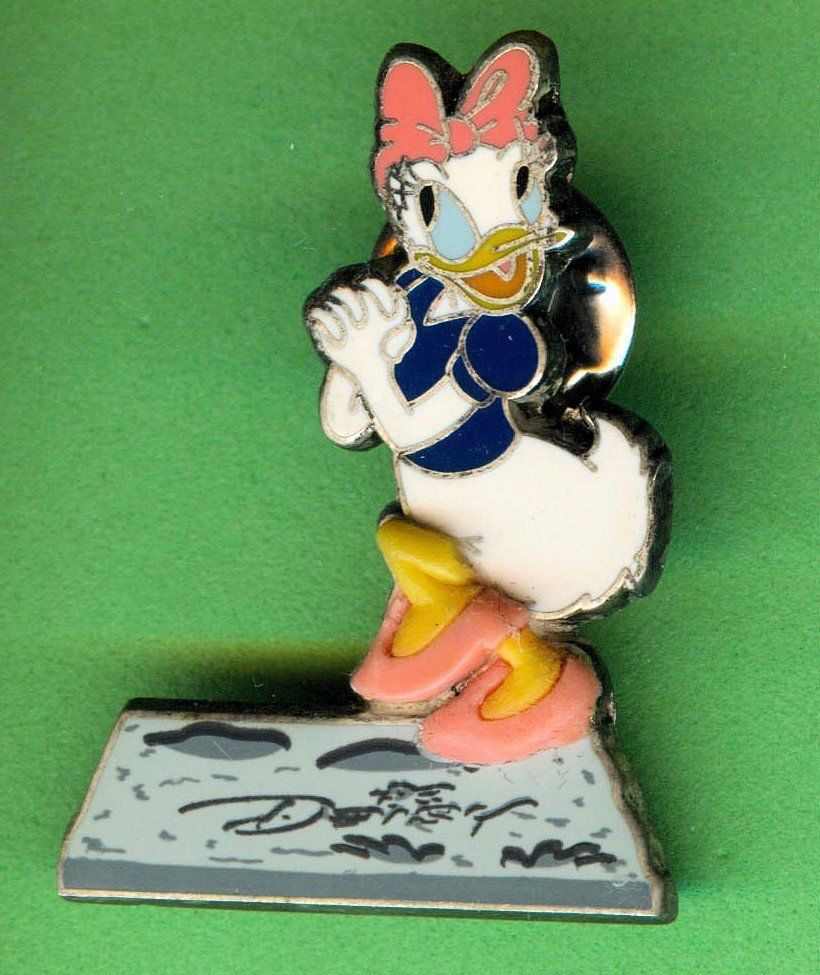 Disney Placchette & Badge: DISNEY  Hollywood  DAISY DUCK – Usato da Winterthur venduto da Sammleroase