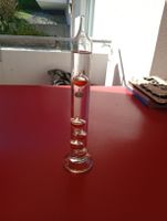  Galileo-Thermometer mit rot gefärbten Flüssigkeitskugeln.