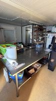 Gastro-Arbeitstisch aus Edelstahl zu verkaufen
