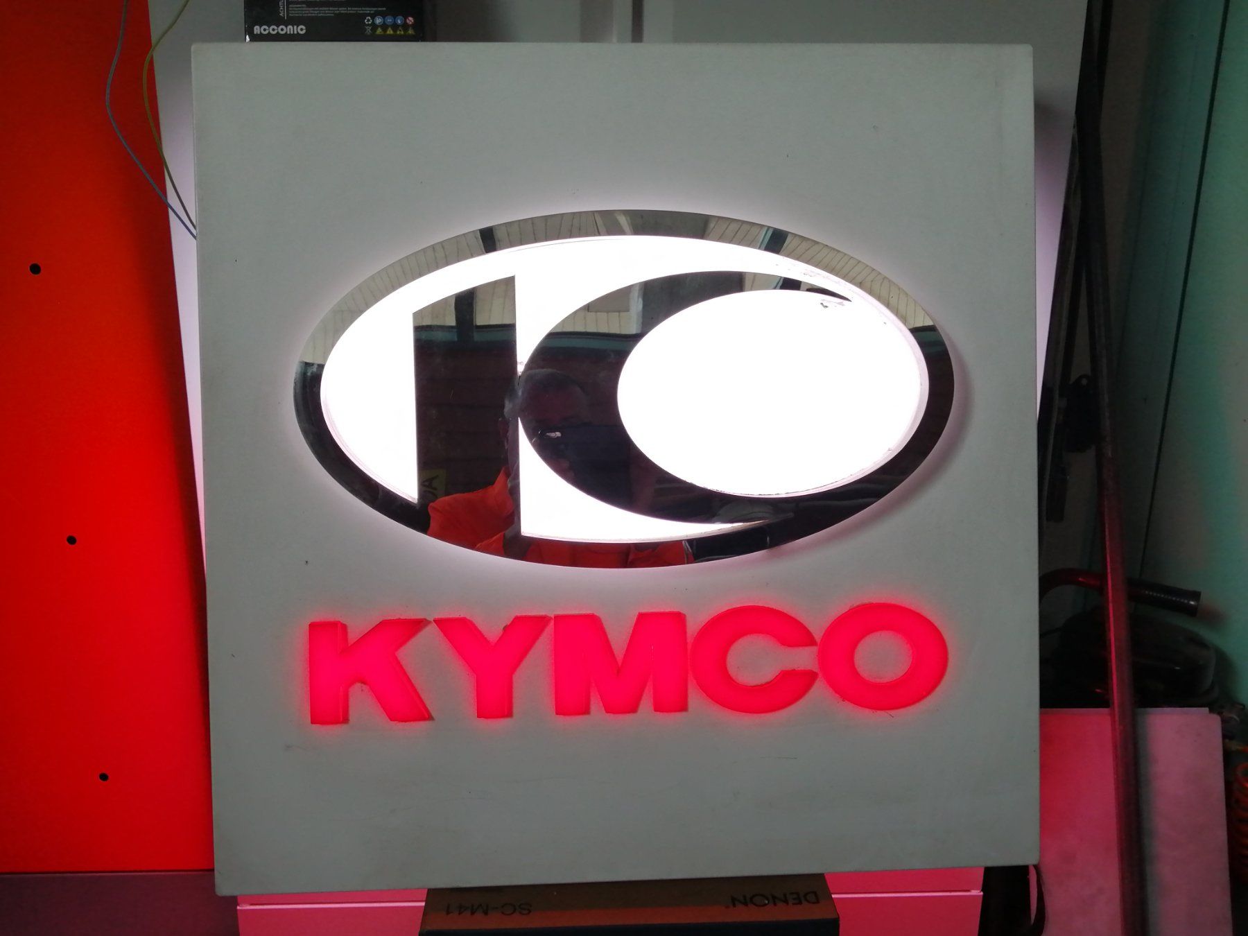 Insegne: Kymco Leuchtreklame – Usato da Wildegg venduto da Enginev8