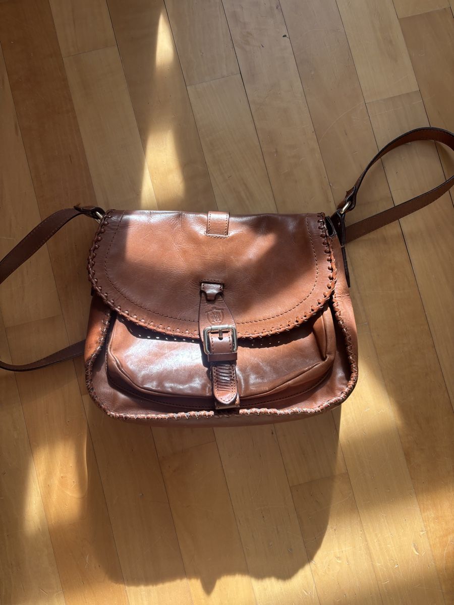 Massimo Dutti Sacs femmes: Massimo Dutti leather bag – D'occasion à Forch par nat_7v6d