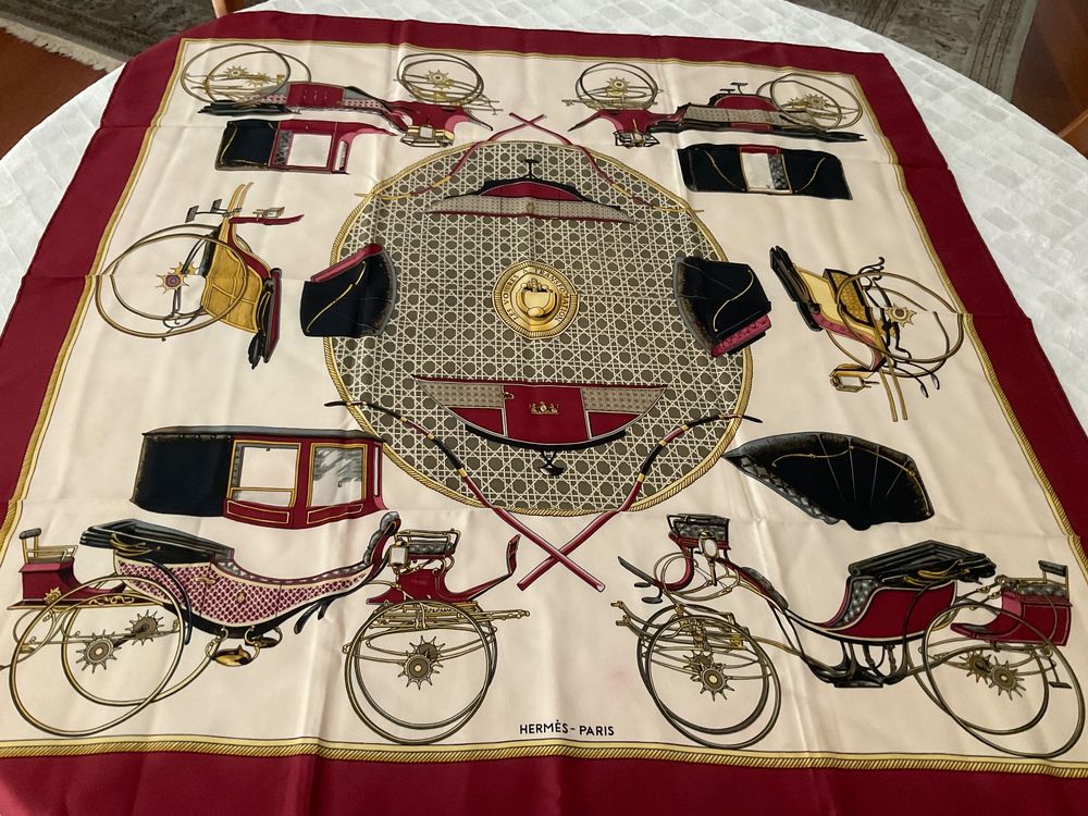Foulard HERMÈS DIANE 100% Soie - Modèle Vintage, Couleur Rouge - Occasion En Très Bon état