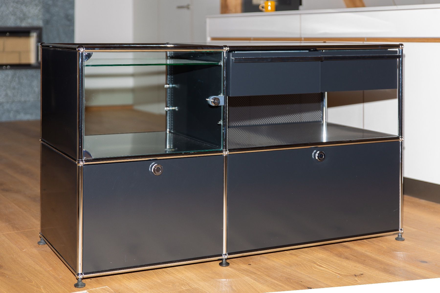 Cassettiere: USM Haller Sideboard schwarz mit Glas und Schubladen – Usato da Samnaun Dorf venduto da theozegg