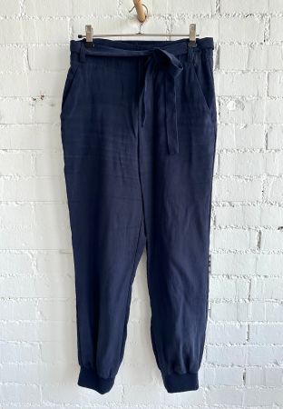 Dunkelblaue Stoffhose mit Gürtel von Zara