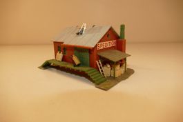 Spur H0: Spedition ausgeschmückt mit Figur