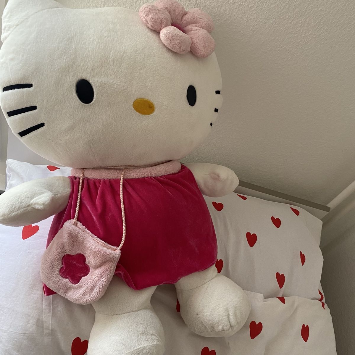 Hello Kitty Spielzeuge: Hello Kitty XXL Plushtier Sanrio 2010 – Gebraucht aus Givisiez von dor_xb9k 1