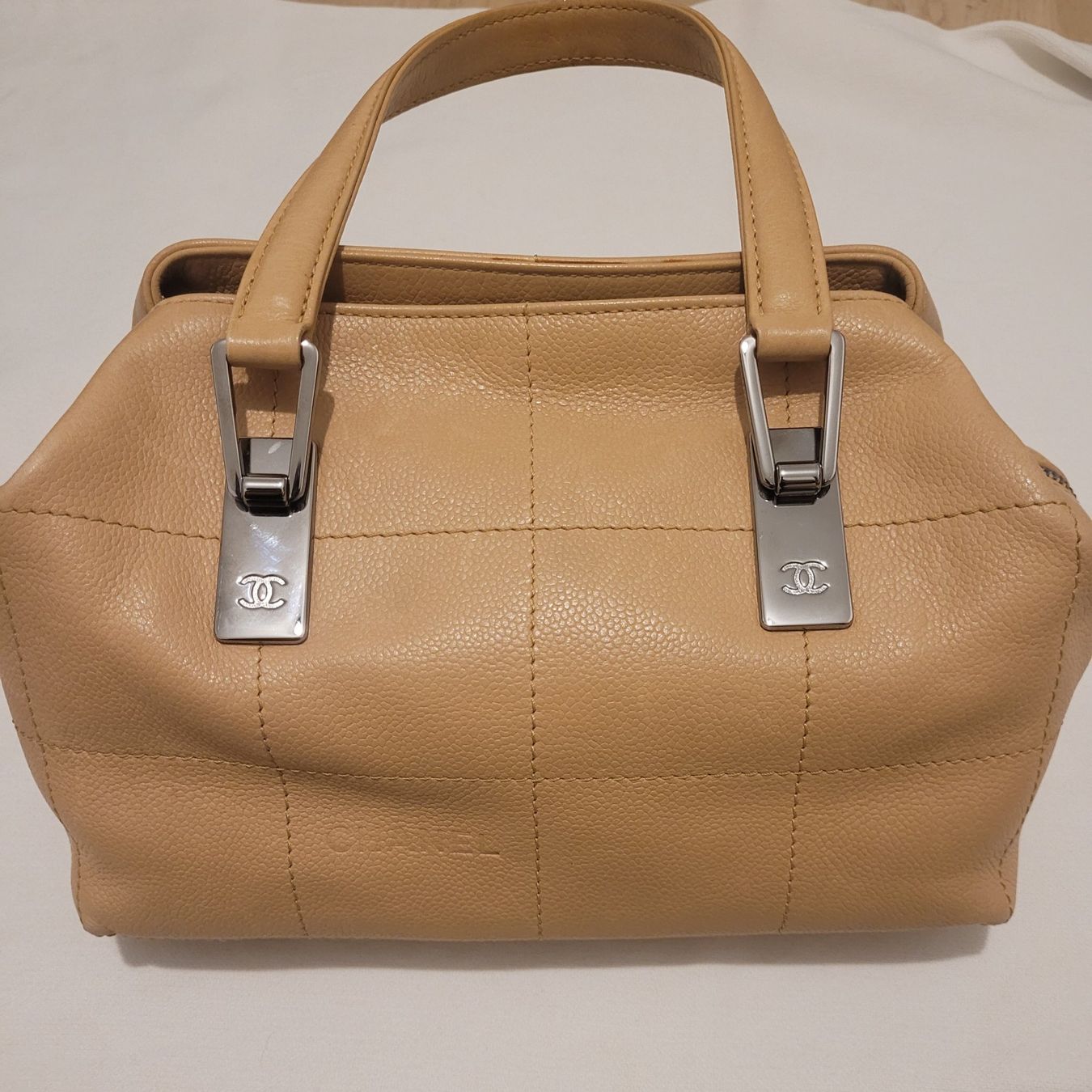 Chanel Borse da donna: Chanel sac à main chocobar en cuir – Usato da St-Sulpice VD venduto da Piggy03 1