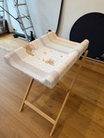 Wickeltisch aus Holz mit gepolsterter Wickelauflage