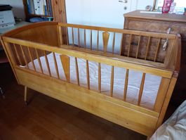 Kinderbett aus Holz