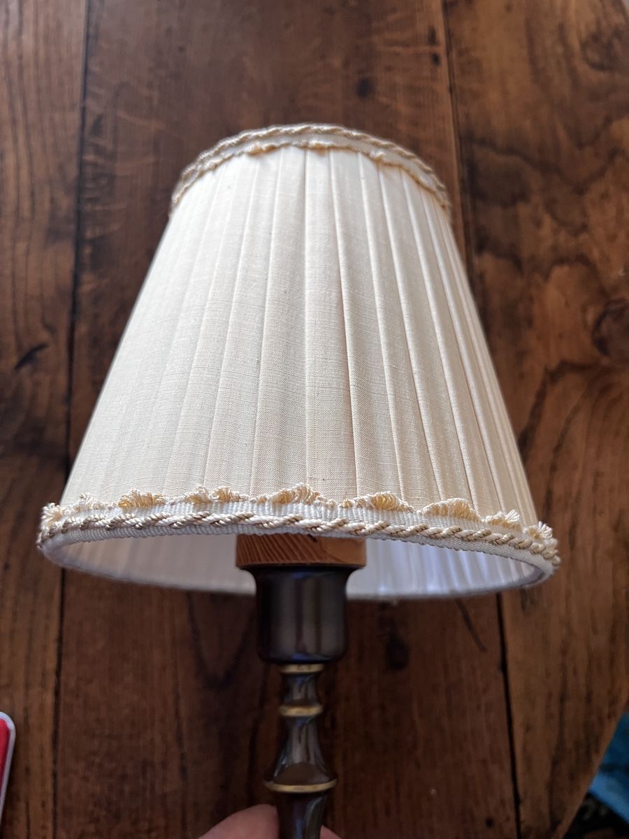 Lampes: Nachttischlampe mit Stoffschirm gebraucht – D'occasion à Neuenegg par Magosaurus 3