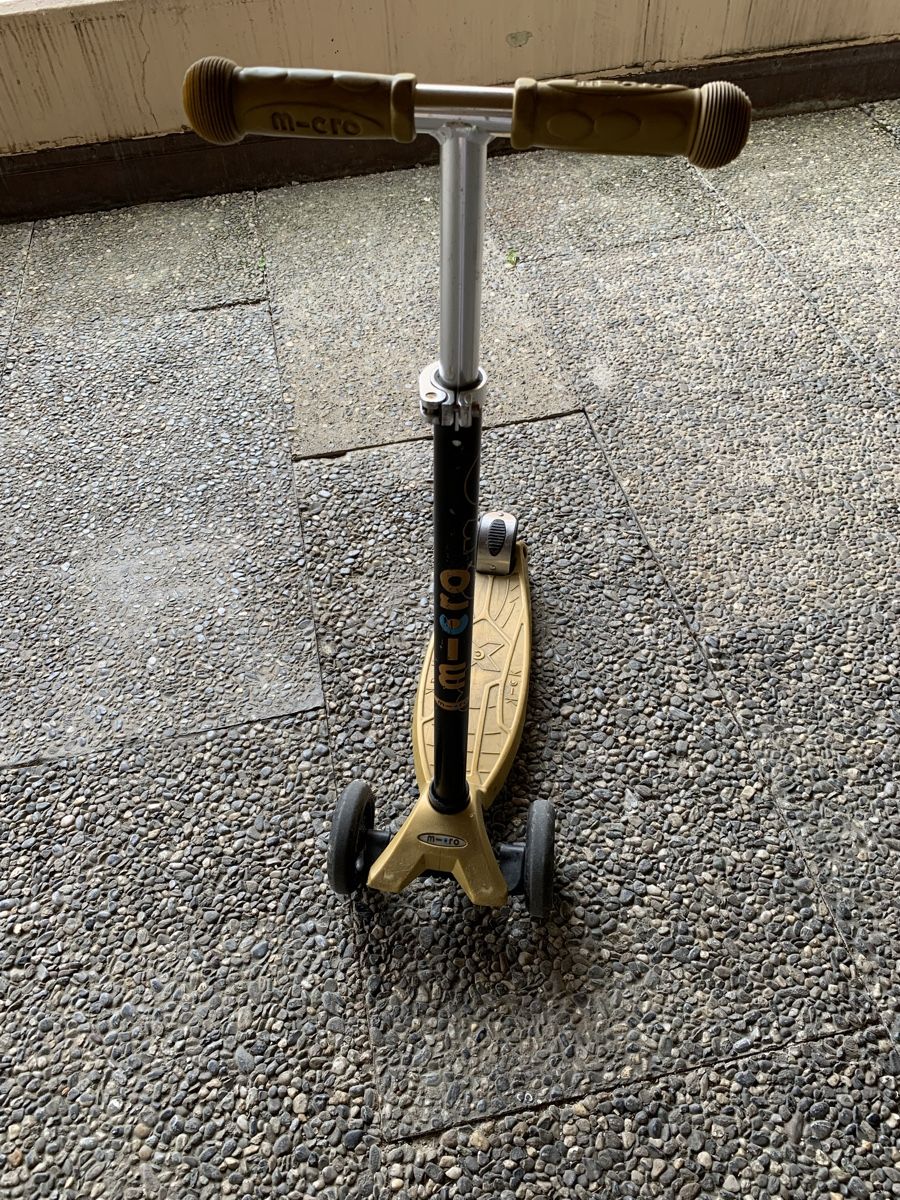 Micro Kickboard: Kids micro gold Scooter  - 3 Wheels  – Gebraucht aus Küsnacht ZH von ngad93 1