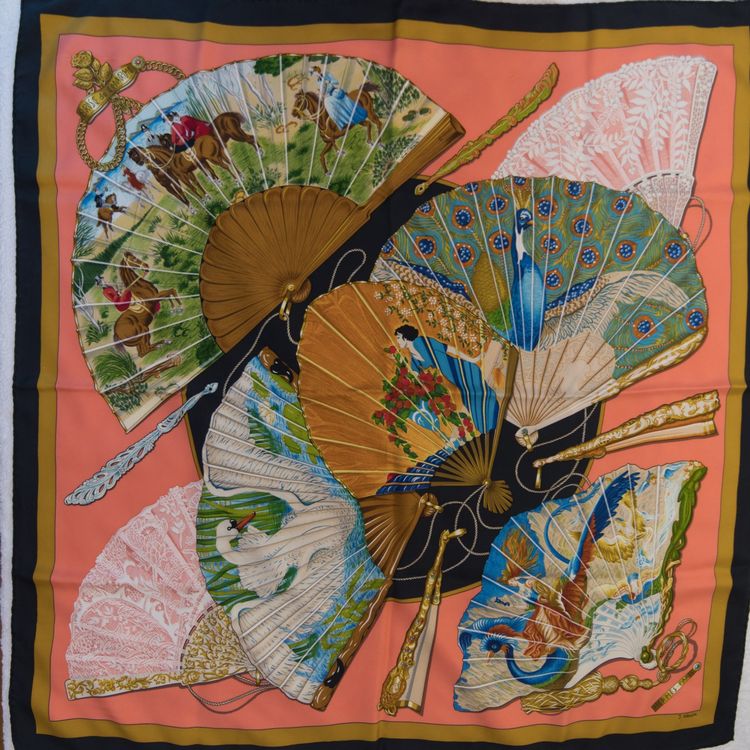 Foulard Carré 100% Soie ANDRÉ CLAUDE CANOVA - Motif Arènes De Saintes - Orange