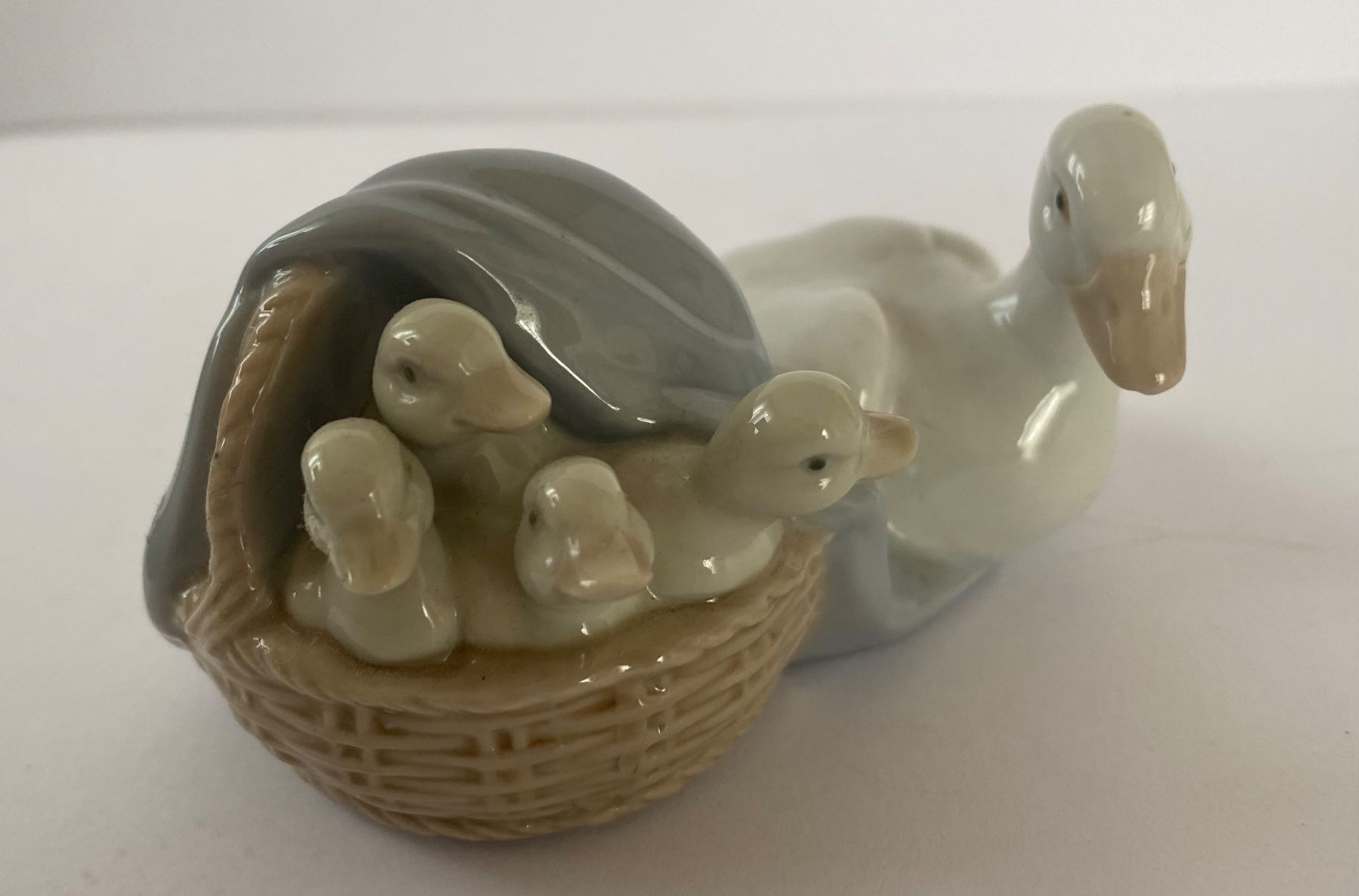 Lladro Statuette: Llardo Gans mit jungen Gänsen im Korb – Usato da Oftringen venduto da Wiggiwave