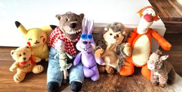 7 x Plüschtiere, Wolf mit Oma aus Rotkäppchen, Pikachu, etc