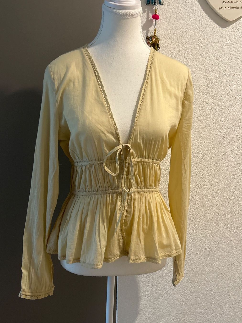 Zara Blusen: Damenbluse langarm hellbeige von Zara Grösse XS – Gebraucht aus Brunnen von Nala2929