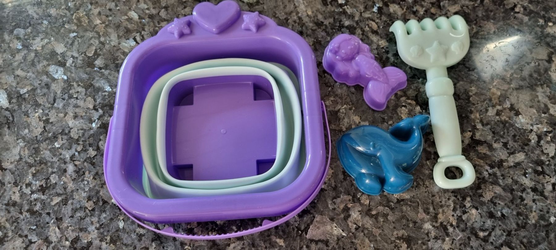 Spielzeuge: Strandspielzeug Set Eimer Förmchen Rechen neu – Neu (gemäss Beschreibung) aus egliswil von Maggy6