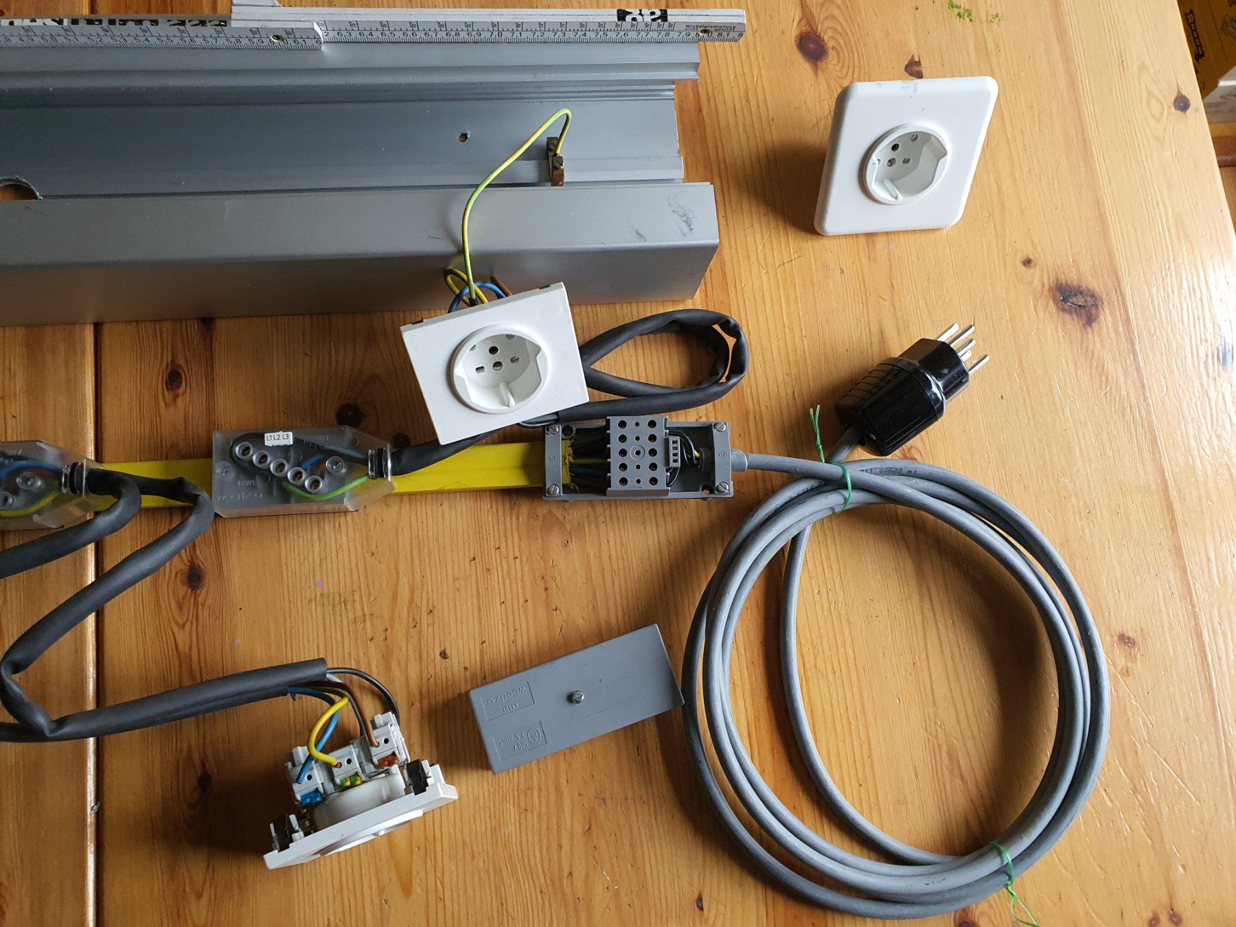 Alimentazione elettrica: Stromverteiler - Steckdosenleiste 500V – Usato da Winterthur venduto da Hai6 2