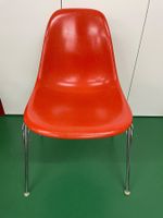 Eames Side Chair in Red Orange mit Stapelbeinen