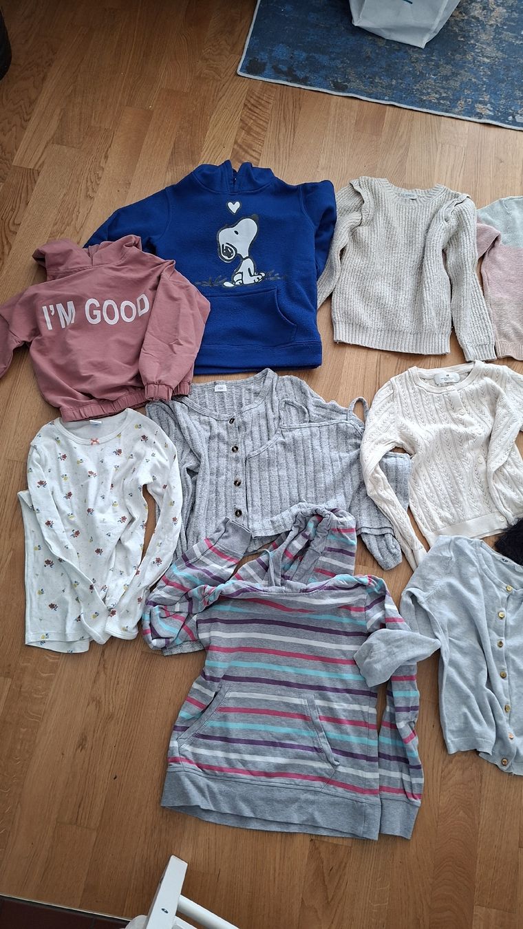 Lotti & Set di vestiti: Mädchen Kleiderpaket, Pullis, Shirts, Grösse 122/128 – Usato da Glattpark(Opfikon) venduto da Uthyla 1