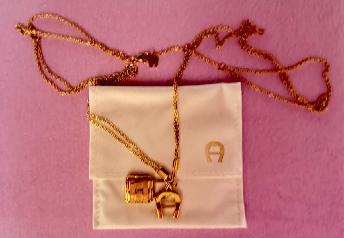 Aigner Ciondoli: AIGNER - Collier & Pendentif Cadenas/Logo Doré Neuf – Nuovo (secondo la descrizione) da Montreux venduto da Ausoni