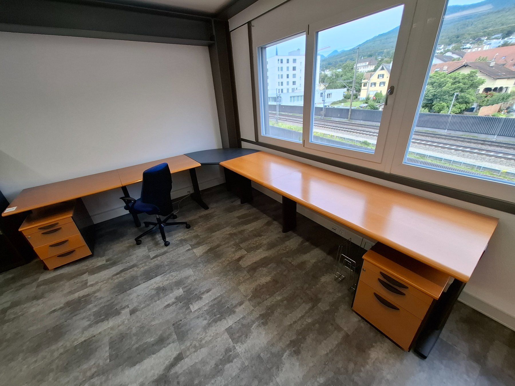 Scrivanie: 003 Eckbürotisch mit 2 Korpusse mit Bürostuhl – Usato da Derendingen venduto da Meisterstuecke