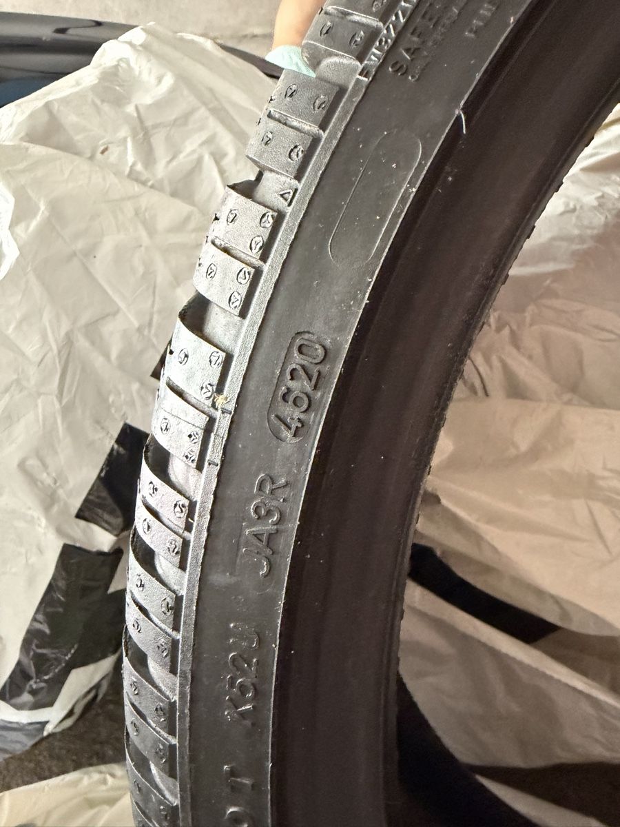 Pneus & Roues: Winterpneu Dunlop 225 / 35 R19 – D'occasion à Bäretswil par claemaens 2