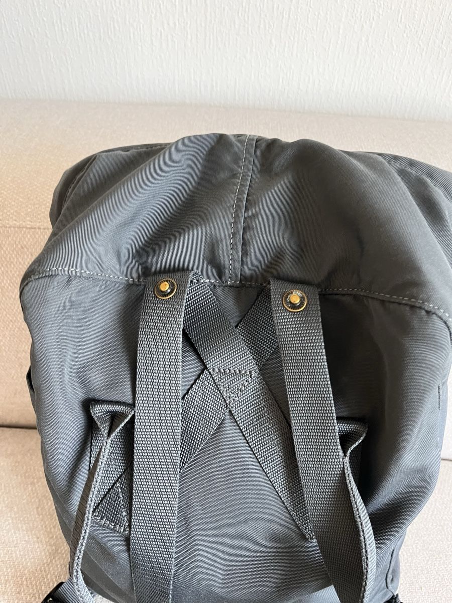 Fjällräven Zaini: Fjällräven Re-Kånken Backpack Grey  – Usato da Lausanne venduto da Danash 4