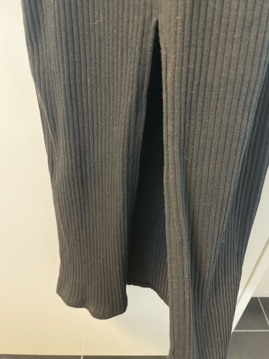 Pull&Bear Vestiti: Pull&Bear Schlauchkleid Rippstrick XS - Schwarz mit Schlit – Nuovo (secondo la descrizione) da Arbon venduto da llaauraa 4