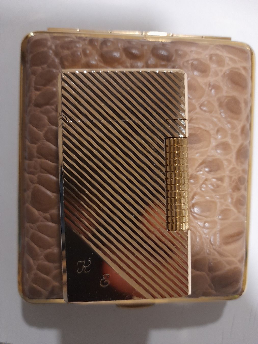 Accendini: Zaima lighter gold case striped with monogram K E – Usato da Richterswil venduto da ara_9vyr 1