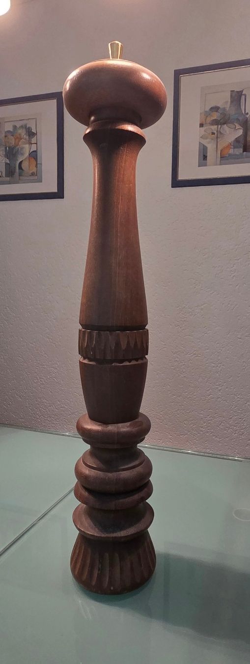 Articoli in legno: Pfeffermuehle Holz mit Schnitzerei. – Usato da Oensingen venduto da Urs0127