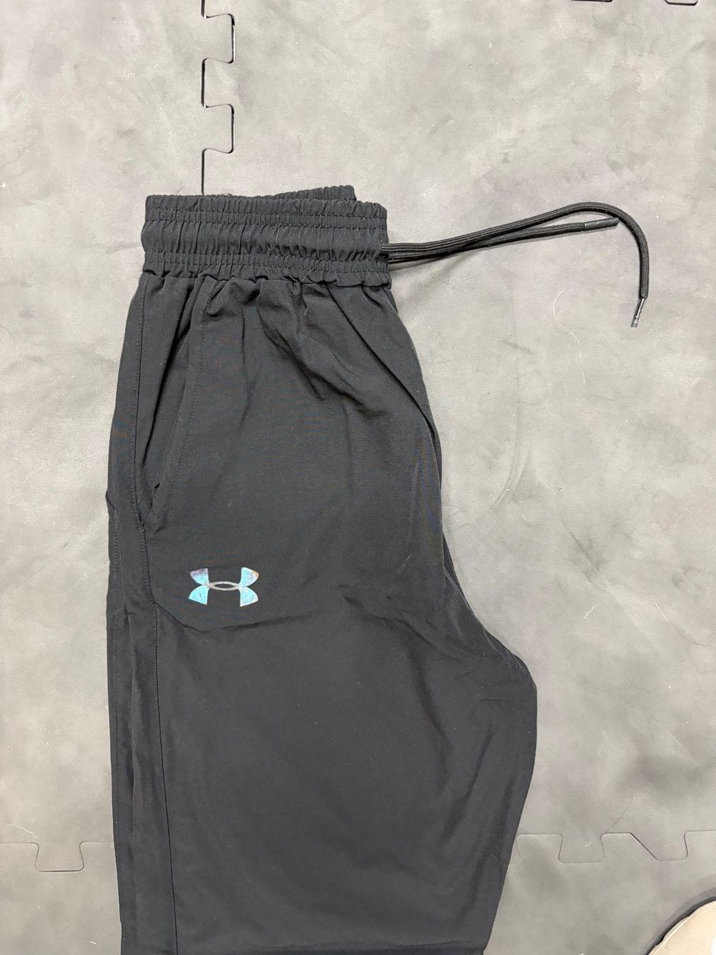 Under Armour Pantaloni: Under Armour Trainingshose Schwarz – Usato da Zuzwil BE venduto da babaloubuy 2