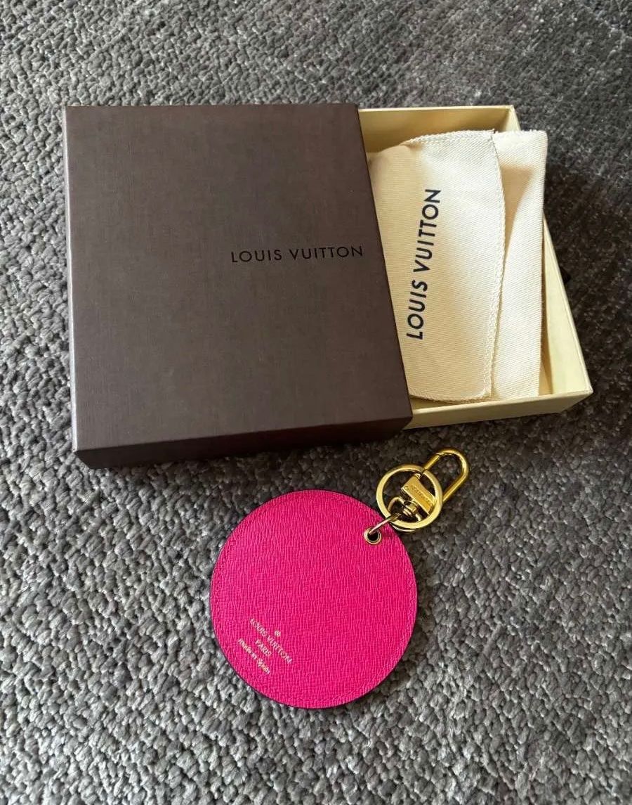 Louis Vuitton Portachiavi: Louis Vuitton Illustré Anhänger – Nuovo (secondo la descrizione) da Triesen venduto da atos87 2