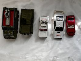 4 Fahrzeuge Gorgi, 1 Panzer Dinky Toys,