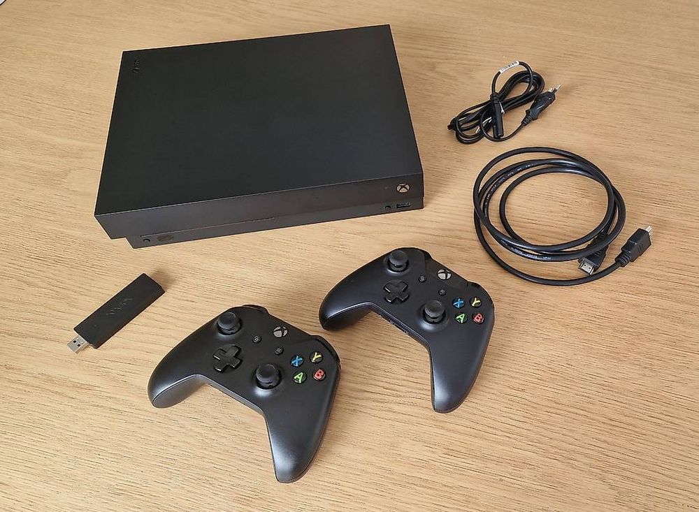 Microsoft Xbox One X 1TB Console - Noir - État: Togo