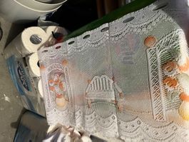 Fenstergardine mit Muster