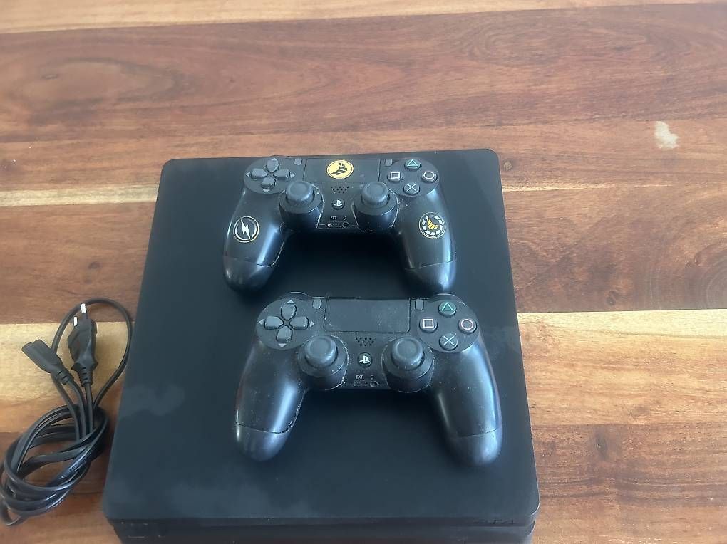 Console: Sony PlayStation 4 Slim PS4 + 2 Controller – Usato da Winterthur venduto da Campos1