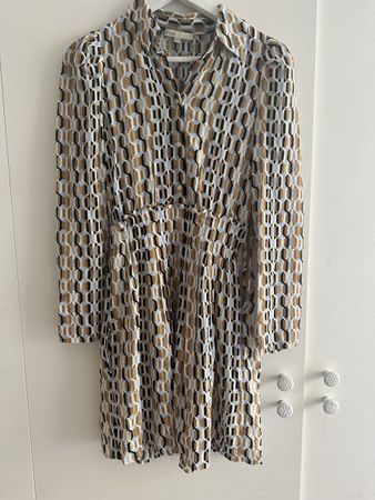 Kleid Maje Grösse 34 mit Muster neuwertig