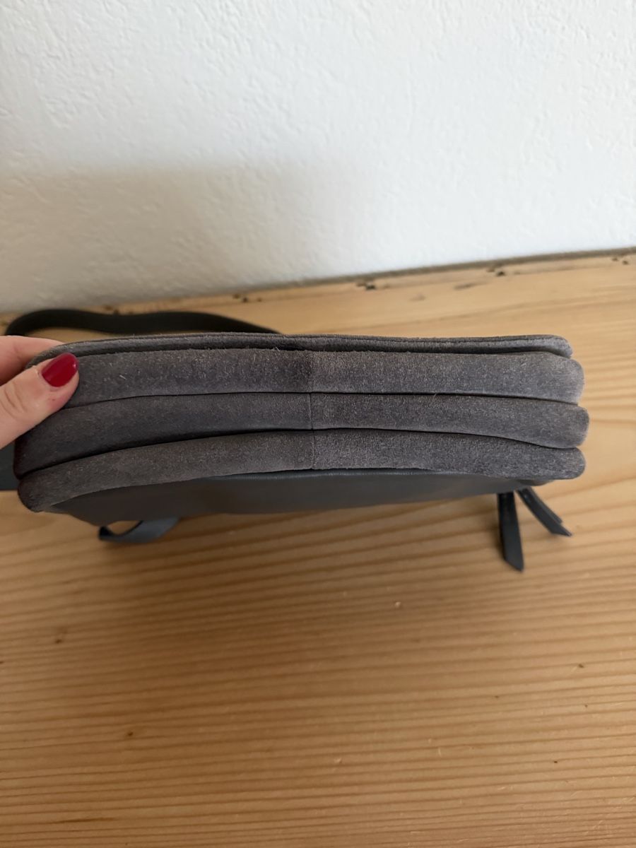Liebeskind Borse da donna: Liebeskind Berlin Wildleder Tasche - Grau – Usato da Langnau am Albis venduto da Schneeflocke92 2