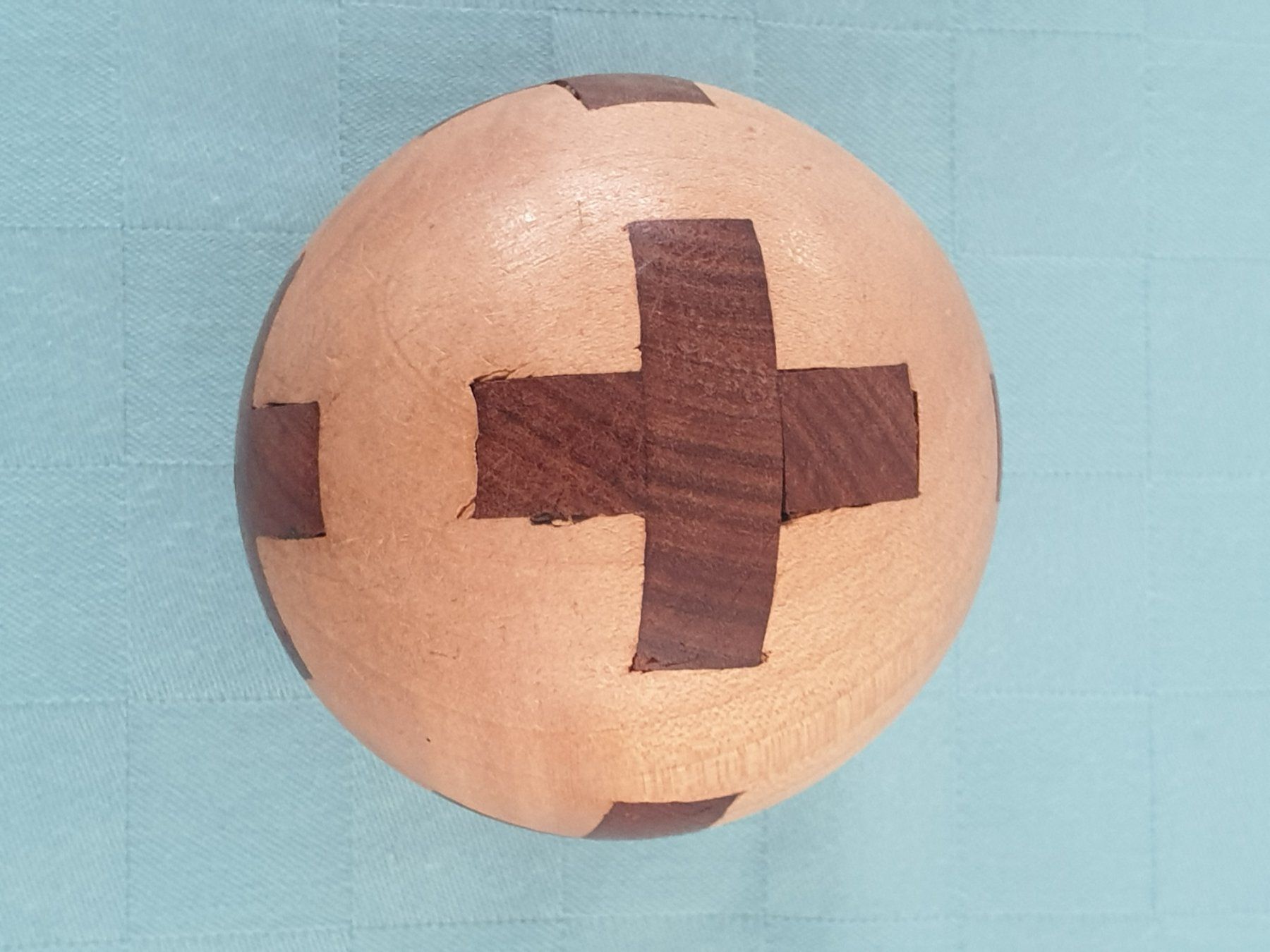 Tutte le decorazioni: Strumpfkugel "Schweizerkreuze" zwei Hölzer – Usato da Mörschwil venduto da spirspi 3