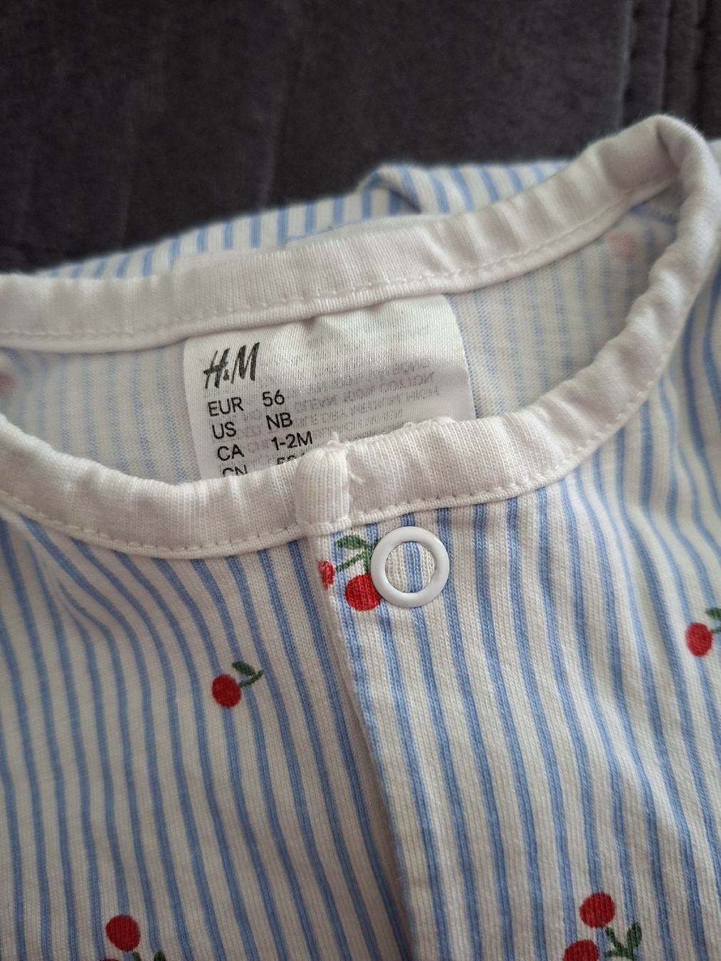 H&M Pagliaccetti: H&M Baby Strampler Kirschen Gr. 56 – Usato da Winterthur venduto da Ausmisten2026 1